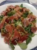 Ensalada de burrata, pera, canónigos y jamón serrano
