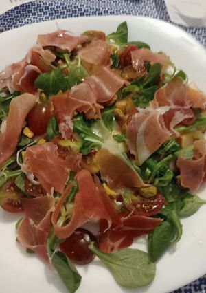 Una foto de Ensalada de burrata, pera, canónigos y jamón serrano