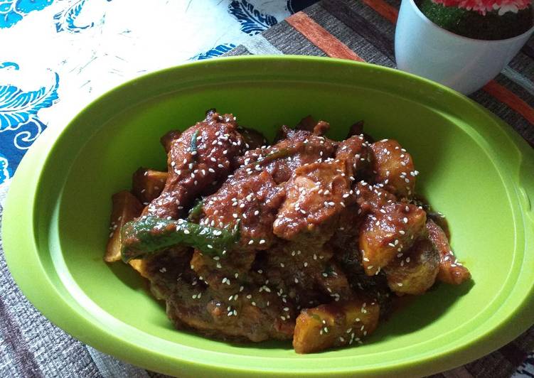 Semur Ayam Kentang Wijen