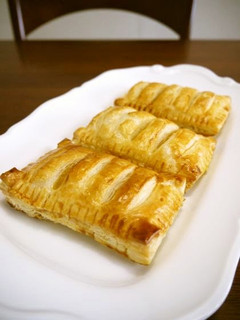 A picture of Easy Apple Pies with Frozen Puff Pastry.