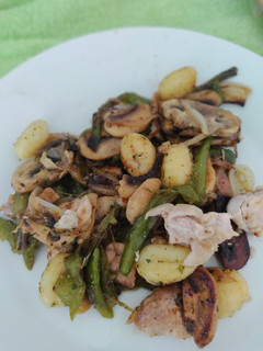 Una foto de Pollo, verduras y gnocchi
