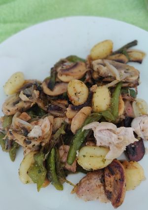 Una foto de Pollo, verduras y gnocchi