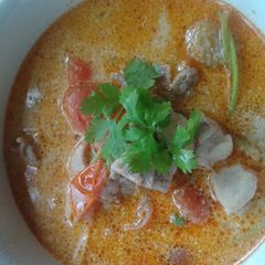 A picture of Tom Yum chicken.