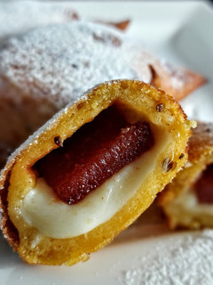 Una foto de Empanada de bocadillo y anís con queso mozzarella...!😜