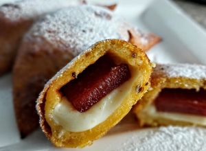 Una foto de Empanada de bocadillo y anís con queso mozzarella...!😜