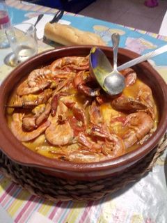 Una foto de Cazuela de pescado con calamares frescos y gamba grande