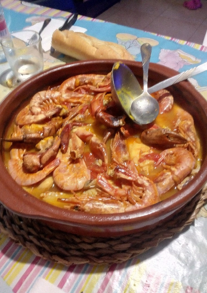 Una foto de Cazuela de pescado con calamares frescos y gamba grande