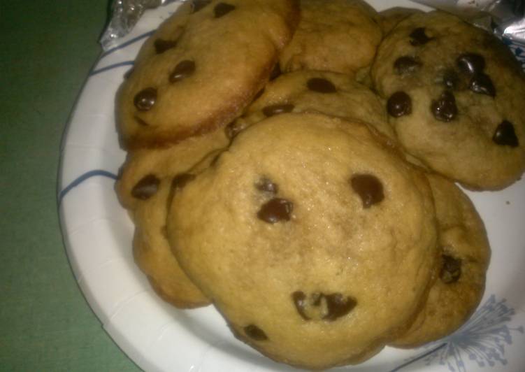 Chewy chocolate chip cookies w/ crispy edges