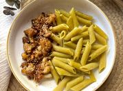 Una foto de pasta penne coliflor
