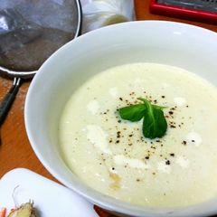 A picture of Cauliflower cheese soup.