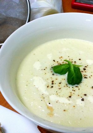 A picture of Cauliflower cheese soup.