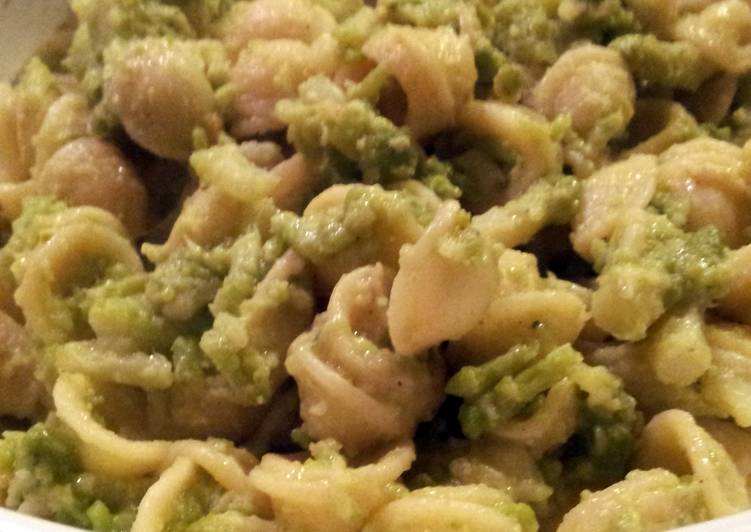 AMIEs ORECCHIETTE con i BROCCOLI
(PASTA with BROCCOLI)