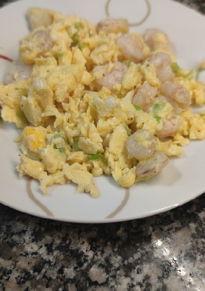 Una foto de Revuelto de gambas y ajos tiernos