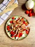 Ensalada de tomates cherry con pavo al ajillo