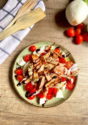 Una foto de Ensalada de tomates cherry con pavo al ajillo
