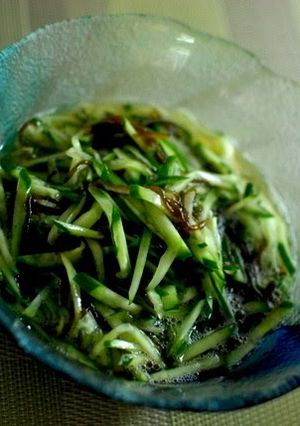 A picture of Mozuku Seaweed & Cucumber.