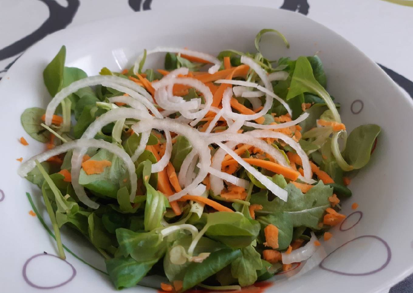 Ensalada de canónigo, rúcula, zanahorias y cebolla
