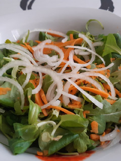 Una foto de Ensalada de canónigo, rúcula, zanahorias y cebolla