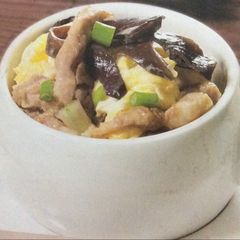 A picture of Stir-fried shredded pork and black fungus .