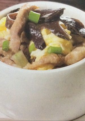 A picture of Stir-fried shredded pork and black fungus .