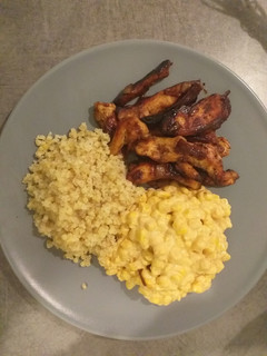Une photo de Poulet grillé aux épices, maïs coco