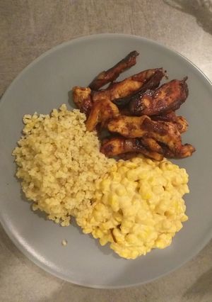 Une photo de Poulet grillé aux épices, maïs coco