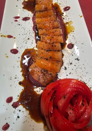 Una foto de Sashimi de salmón con salsa de granada