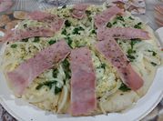Una foto de pizza con verdeo