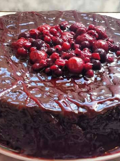 Una foto de Tarta de chocolate y frutos rojos