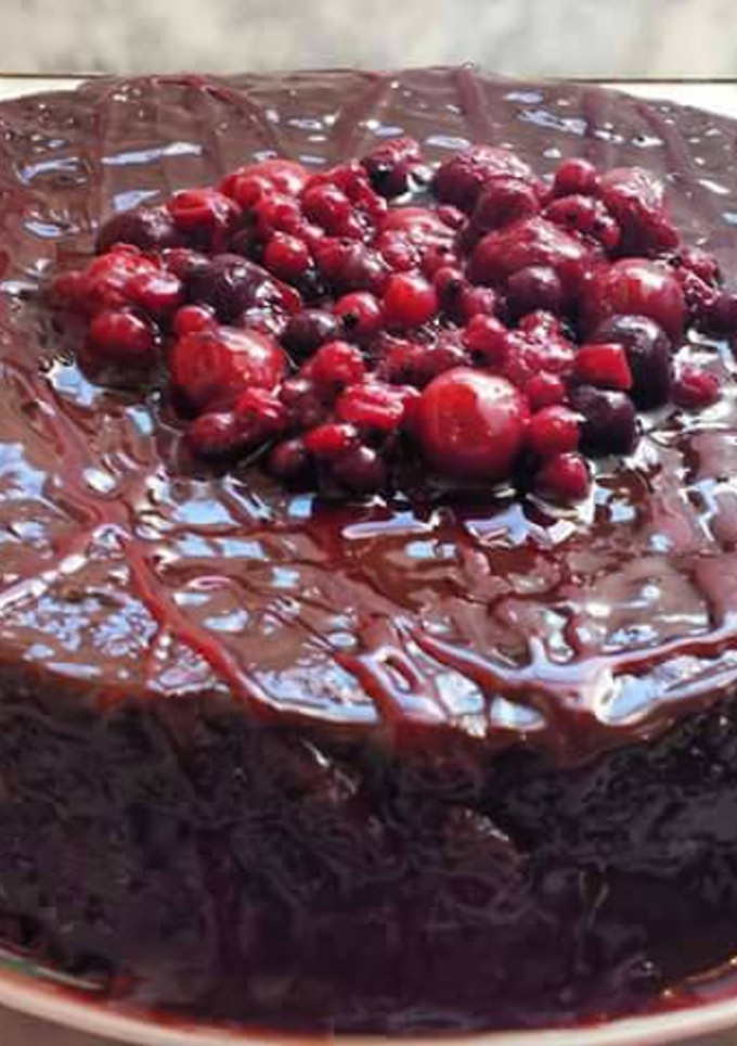 Una foto de Tarta de chocolate y frutos rojos