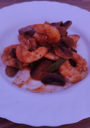 Una foto de Tierra y Mar - Langostinos con champiñones