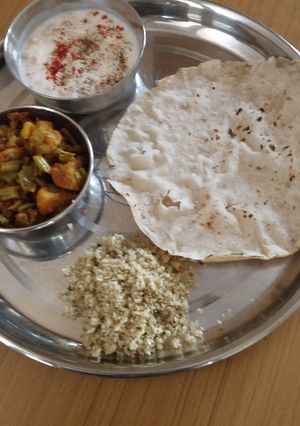 A picture of Jowari Bajari flour mix Bhakari.