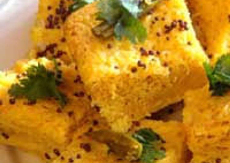 Step-by-Step Guide to Prepare Quick Dhokla with spicy tadka