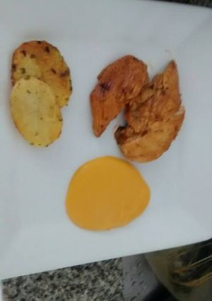 Una foto de Bife de Pollo con Salsa de Calabaza y papas al horno