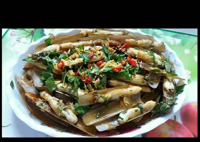 Ốc móng tay xào me, Nguyễn Trang - Một món ăn mang đậm nét đặc trưng của quê hương Sài Gòn, được chế biến bởi đầu bếp nổi tiếng Nguyễn Trang. Những hình ảnh đầy màu sắc và hấp dẫn chắc chắn sẽ khiến bạn không thể bỏ qua.