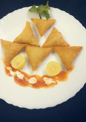 A picture of Chicken tikka samosas.