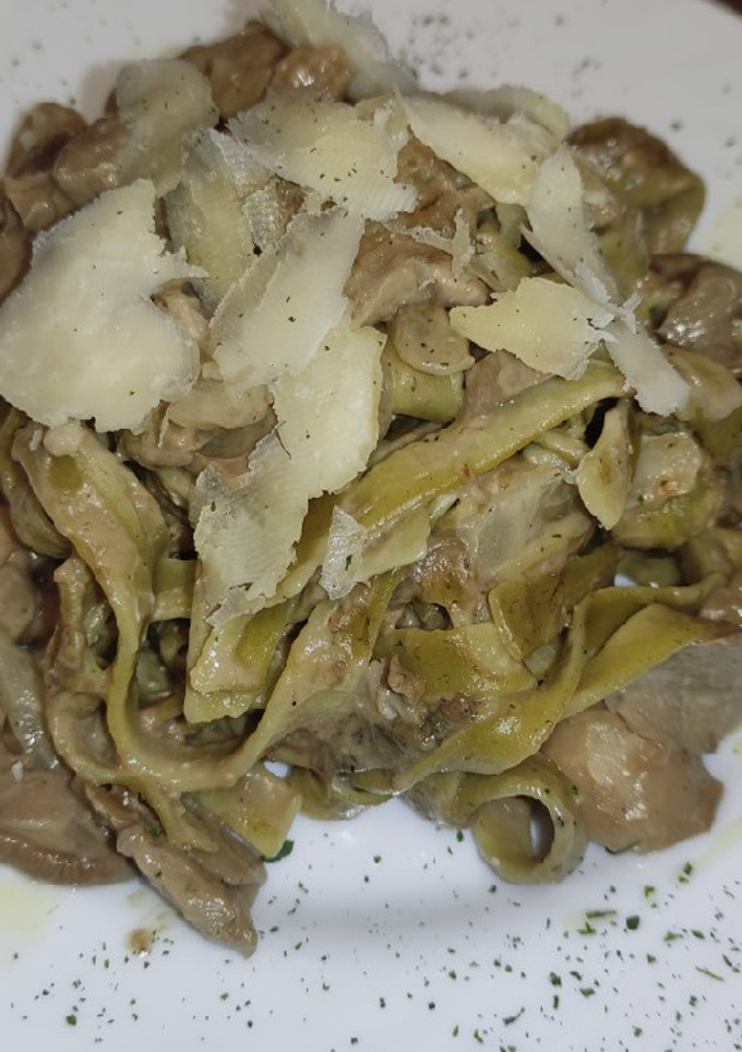 Una foto de Cintas de espinacas con boletus
