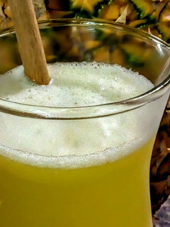 Una foto de JUGO De Piña Natural con Vinagre de Sidra de Manzana...!🌼😊