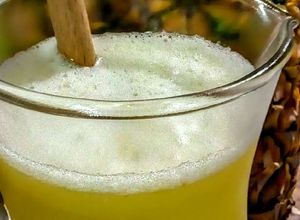 Una foto de JUGO De Piña Natural con Vinagre de Sidra de Manzana...!🌼😊
