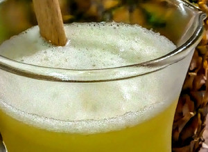 Una foto de JUGO De Piña Natural con Vinagre de Sidra de Manzana...!🌼😊