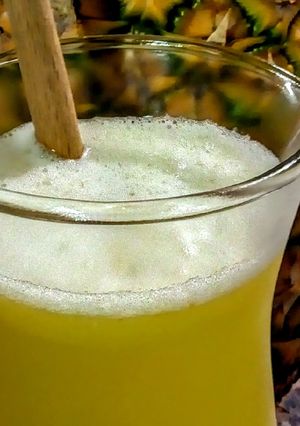 Una foto de JUGO De Piña Natural con Vinagre de Sidra de Manzana...!🌼😊