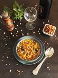 🥣 Zuppa Rustica di Farro con Zucca, Porri, Patate e Ceci Speziati Croccanti