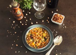 Foto di 🥣 Zuppa Rustica di Farro con Zucca, Porri, Patate e Ceci Speziati Croccanti