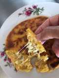 Arepa rellena con masa y chicharrón