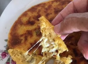 Una foto de Arepa rellena con masa y chicharrón