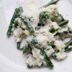 A picture of Asparagus risotto with parmesan.