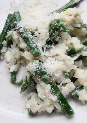 A picture of Asparagus risotto with parmesan.