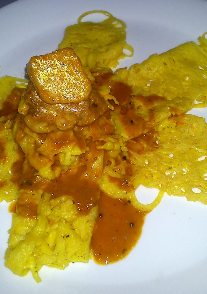 A picture of Roti Jala (Net Like Bread).