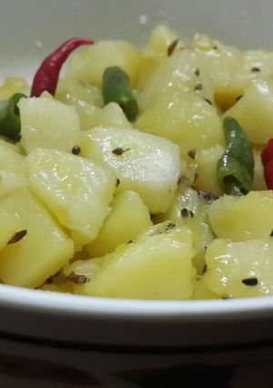 A picture of Sada Aloor Tarkari/ Bengali Style White Potato Curry.