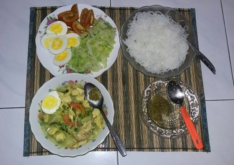 Langkah Mudah Memasak Soto Ayam Spesial Yang Enak